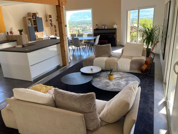 Maison lumineuse avec vue sur montagnes, piscine et salle de bloc (escalade).