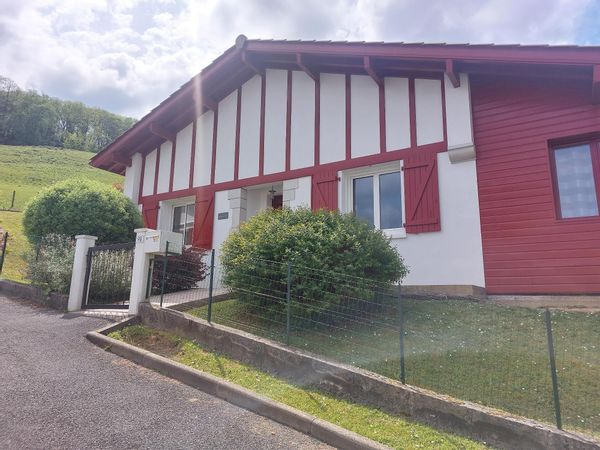 Maison 4 personnes en plein cœur d'un petit centre ville mais entourée de verdure.