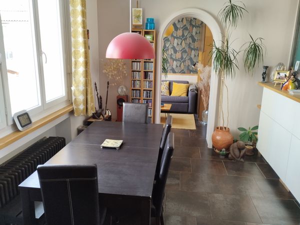 La maison de Clairette en plein centre-ville mais au calme avec jardin arboré et terrasse en bois
