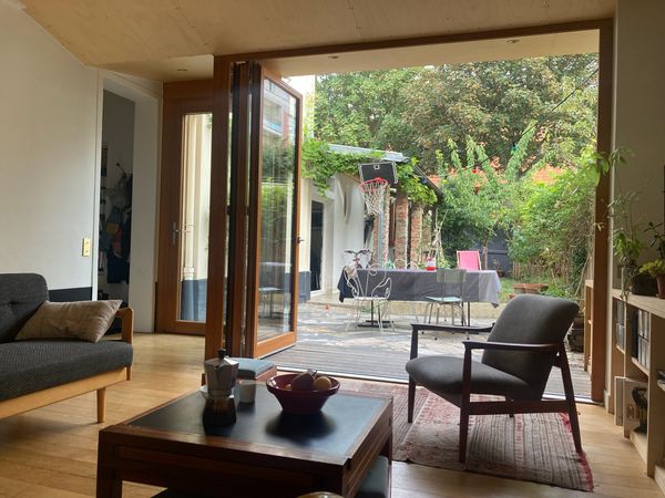 Charmante maison avec jardin, à 15 mn en métro du centre de Paris.
