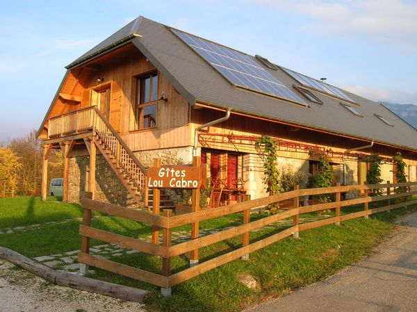 Ancienne ferme rustique rénovée au pied des montagnes du massif des Bauges