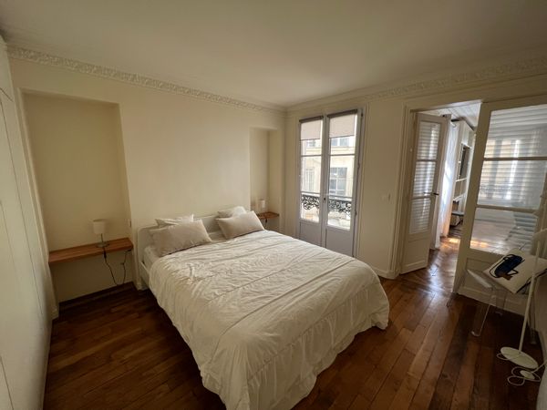 Suite élégante avec salle de bain privée – le calme absolu en plein centre de Paris