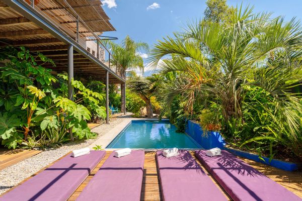 Maison d'architecte calme avec piscine, jardin et aperçu mer