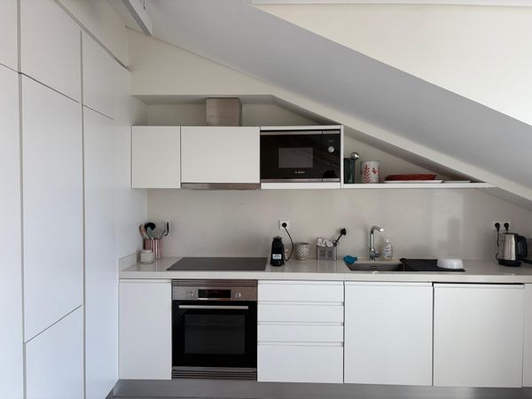 Cet appartement spacieux et baigné de lumière offre une vue imprenable sur le Tage et le château.