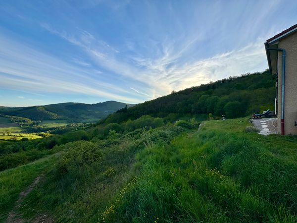 La maison de mag et jeff Au cœur des vignes du Beaujolais, venez découvrir un lieu unique