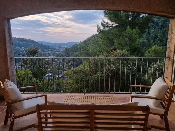 Grand T2 de 70m2 dans une maison familiale offrant une jolie vue sur la vallée du Gapeau