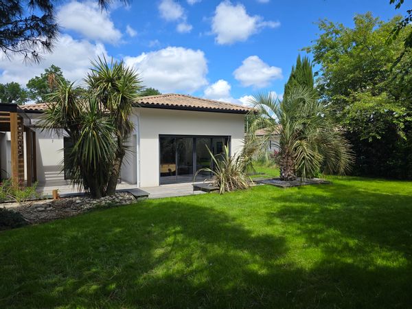 Maison lumineuse, confortable, jardin paysagé au bord du bassin d'Arcachon.