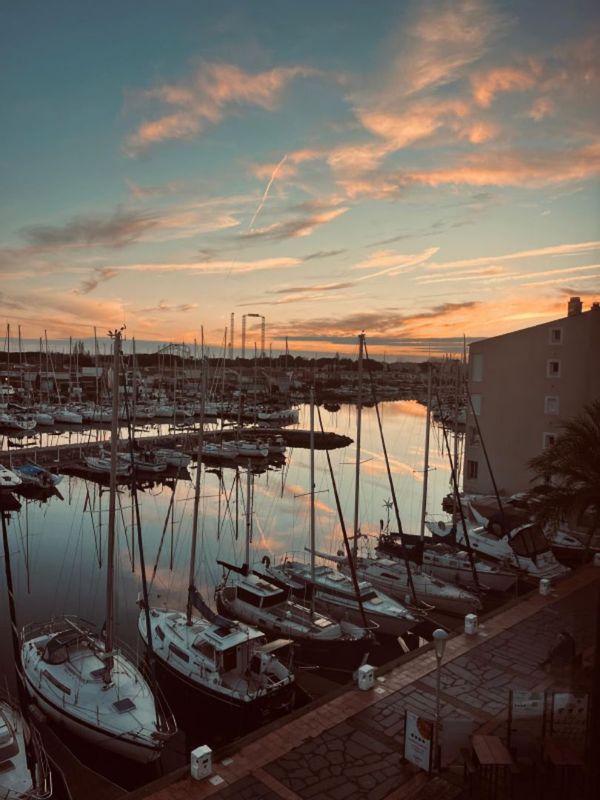 Petit havre de paix avec vue sur port