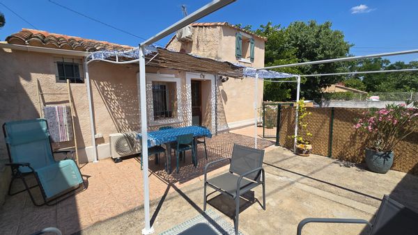 Cette maison est un agréable mazet,  une maison typique de Nîmes et des paysages provençaux.