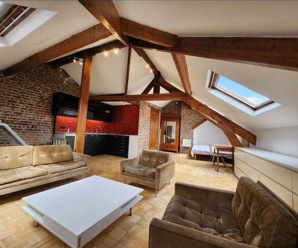 Studio de caractère sous les toits, esprit loft, dans un quartier agréable de Bruxelles.