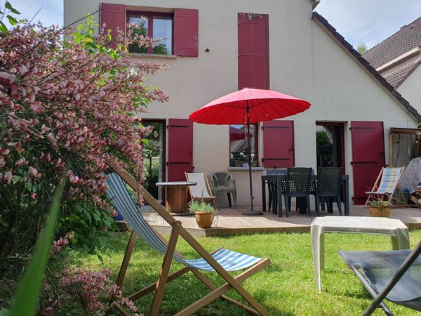 La maison de Céline et Antoine est située dans un quartier calme proche d' un magnifique parc.
