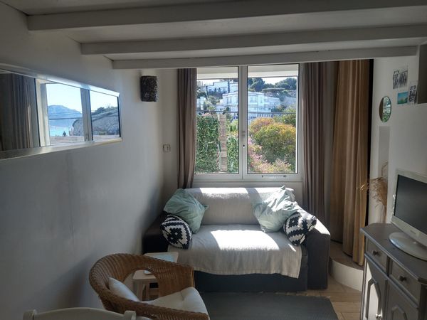 Comme un cabanon dans une calanque marseillaise, vue et accès mer.