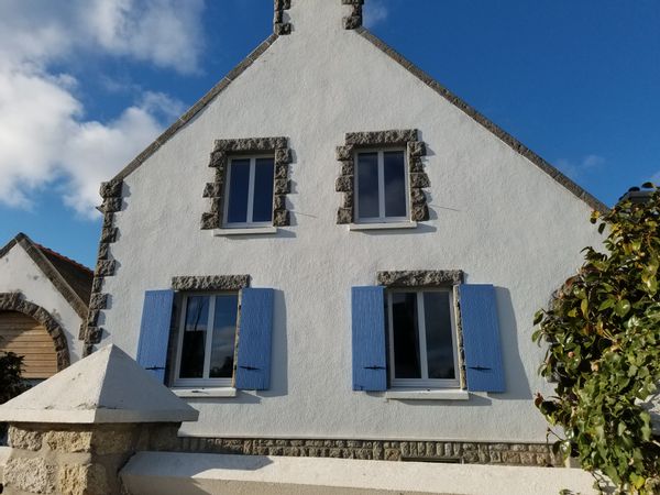 La maison blanche aux volets bleus