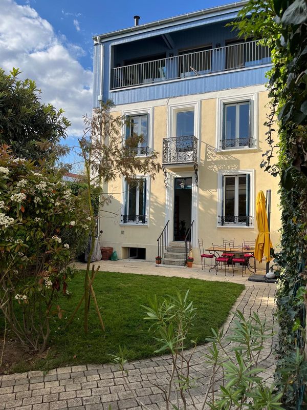 La maison bleue presque à Paris