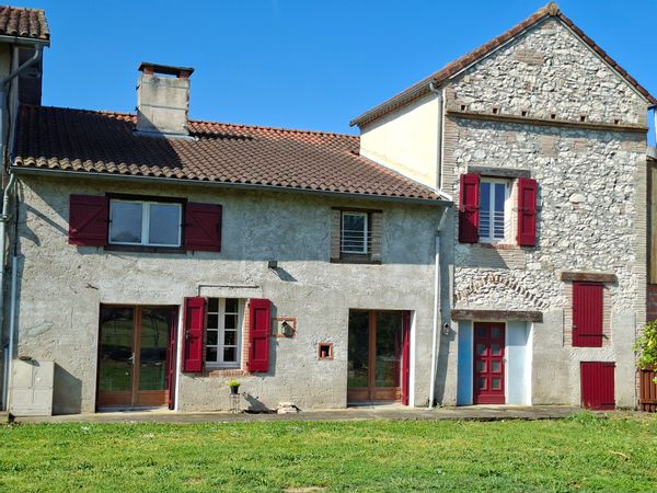 La maison de Magali  Maison ancienne, deux grandes chambres, au calme à la campagne.
