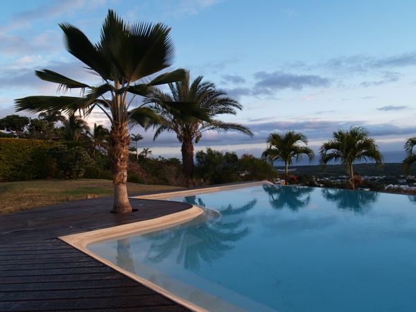 Chambre privée pour une personne dans ma maison . Calme, végétation, piscine, douche privée.