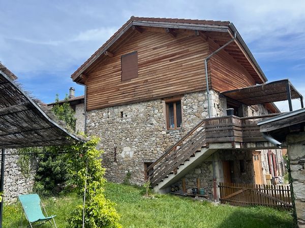 Maison de village avec petit jardin au pied des montagnes, idéale pour une famille de 4 !