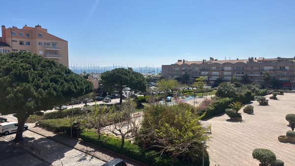 Bel appartement avec une superbe vue sur Porquerolles et les îles d'Or, calme et lumineux.