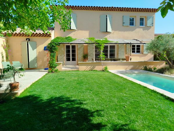 Jolie villa provençale avec piscine 