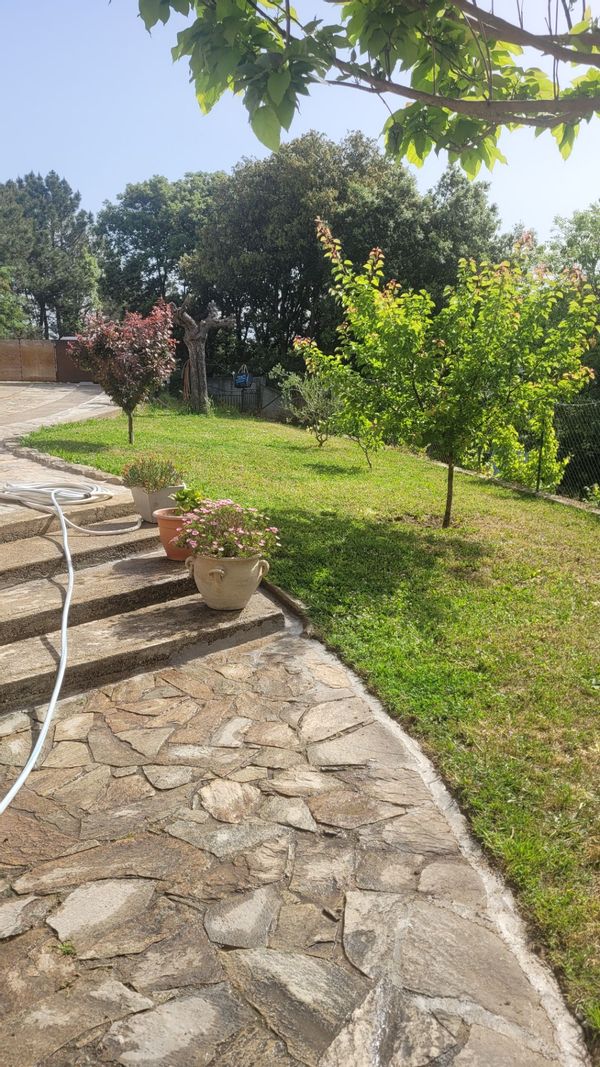 Rez de Jardin plein sud très calme,10mm des plages,7mm de l'aéroport et 5mm des centres commerciaux