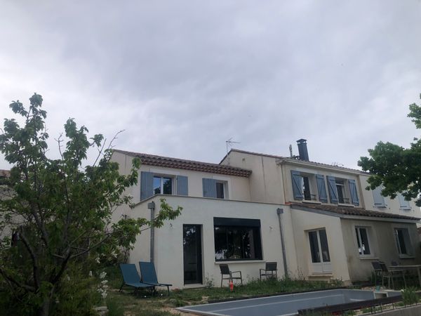 Maison familliale mitoyenne avec piscine au pied du massif du Luberon, proche du centre du village.