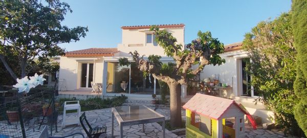 Chambre privée 14 m², salle-de bain et WC privés,  quartier résidentiel, 11 km de Montpellier et mer
