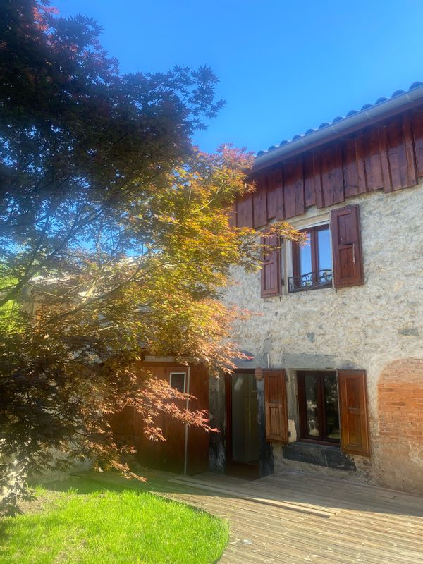 Maison en pierres datant de 1809, entièrement rénovée avec charpente et poutres apparentes