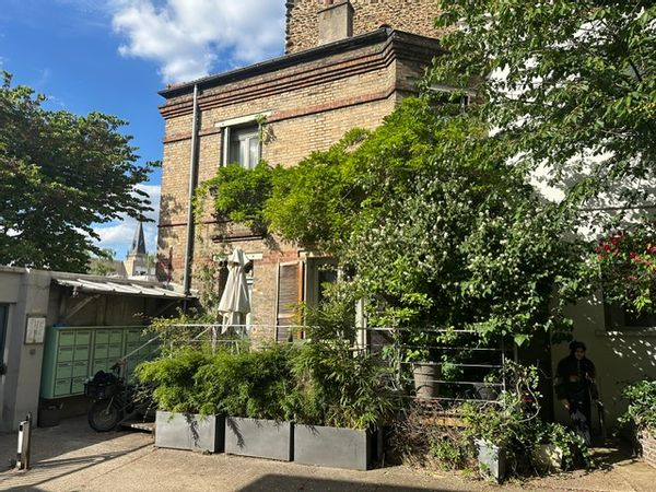 Maison de ville 19e siècle avec terrasse à côté du Canal de l'Ourcq proche Paris