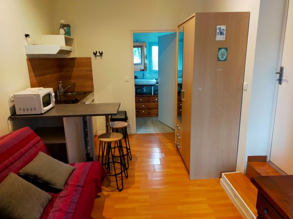 Bonjour, je mets à disposition un studio attenant à ma maison mais totalement autonome.