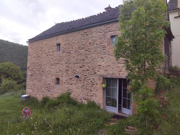 La maison de Karo Ancienne grange restaurée. En Bordure de village avec vue sur la montage.
