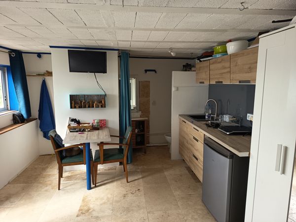 Ce studio est atypique et magique : les pieds dans l'eau avec une jolie terrasse, vue magnifique.