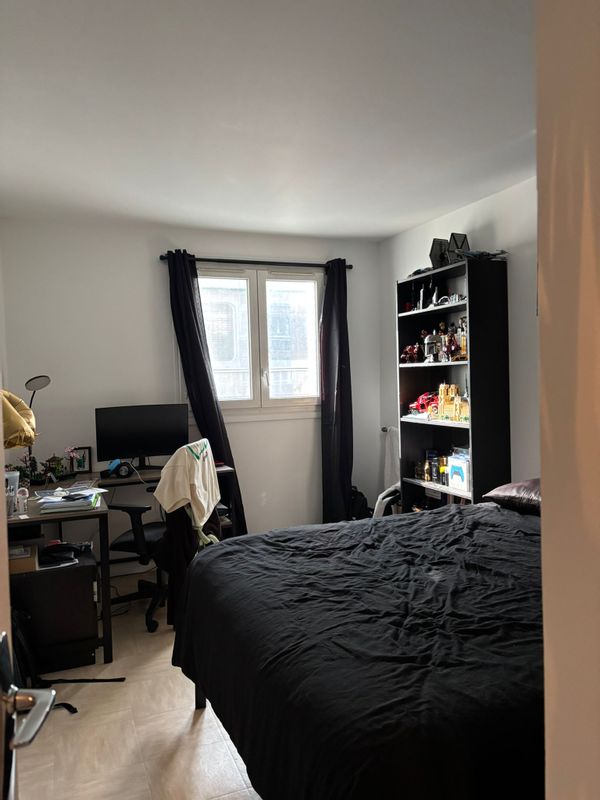 Je mets à disposition une chambre à coucher avec un grand lit de 2 personnes