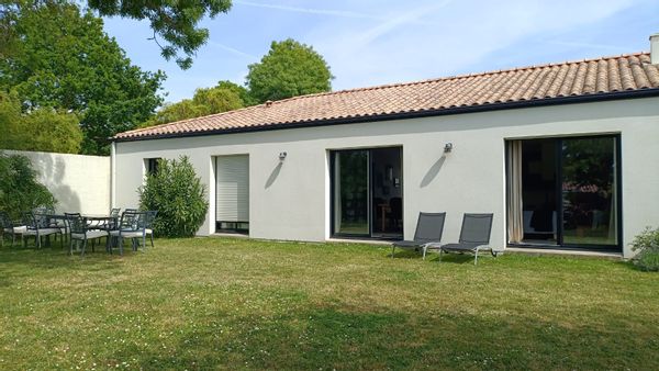 La maison de Karine est une maison à 800 m de la la plage et du bourg
