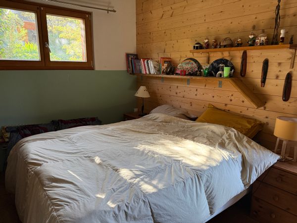 La chambre privée de Olivier.  Un cocon situé au centre d'un habitat partagé calme dans le Diois.