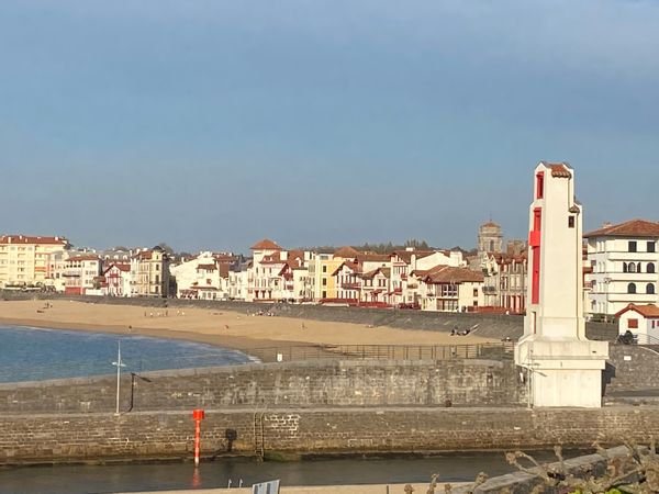T2  face à la baie de St Jean de Luz, dans une demeure typique du Pays Basque, avec parking