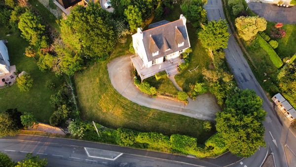 La Maison dans un quartier résidentiel  à 15 minutes de Brest, une vue sur la rade un jardin