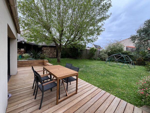 Maison au calme avec jardin sans vis à vis, proche de Nantes. 3 chambres, 2 salles de bains.