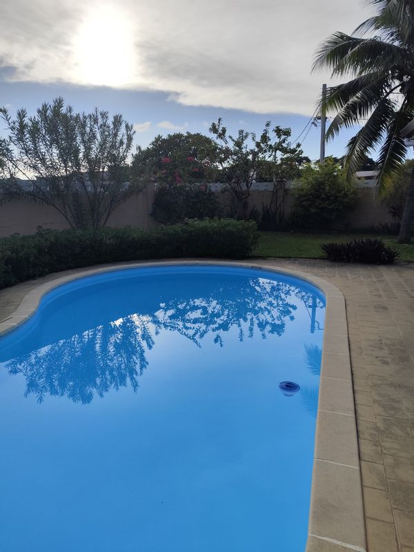 Maison avec chambre et salle de bain privée. Piscine extérieur , jardin, à 2 min à pied de la plage.