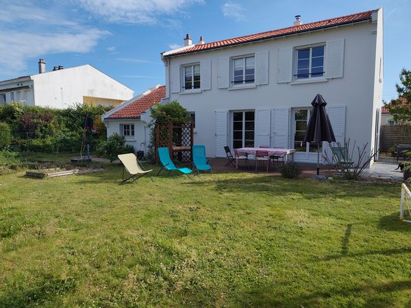 Notre maison familiale de 5 chambres est située à 10min à Vélo du centre ville de Nantes.