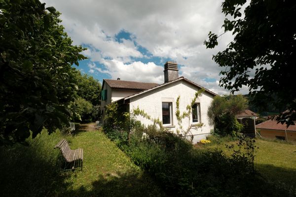 Grande maison indépendante sur 2 étages avec très grand salon-cheminée, terrasse avec vue et jardin.