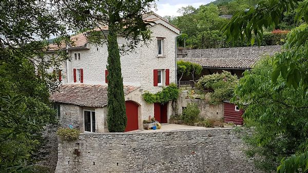 Une maison en pierres dans un vieux mas cévenol typique spacieux et pittoresque
