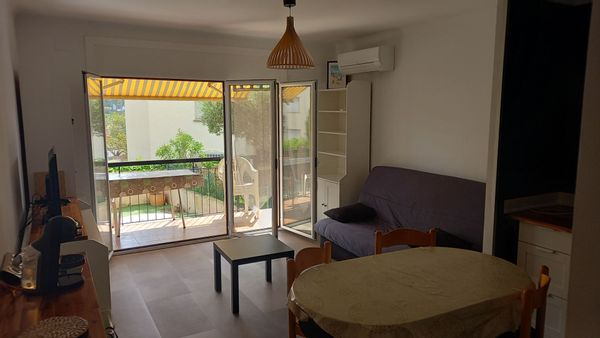 Petit appartement, 1 chambre, en rez-de-jardin à 400 m de la plage.