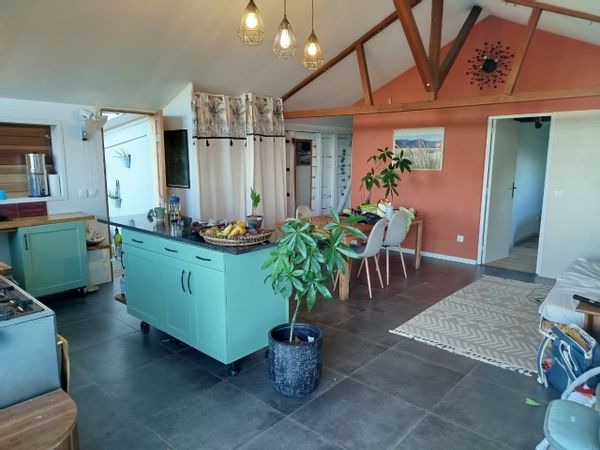Jolie maison créole et son bungalow très boisé et vu mer dans les hauts d'étang salé