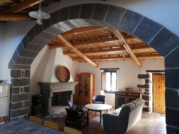 Charmante petite maison ancien en basalte.