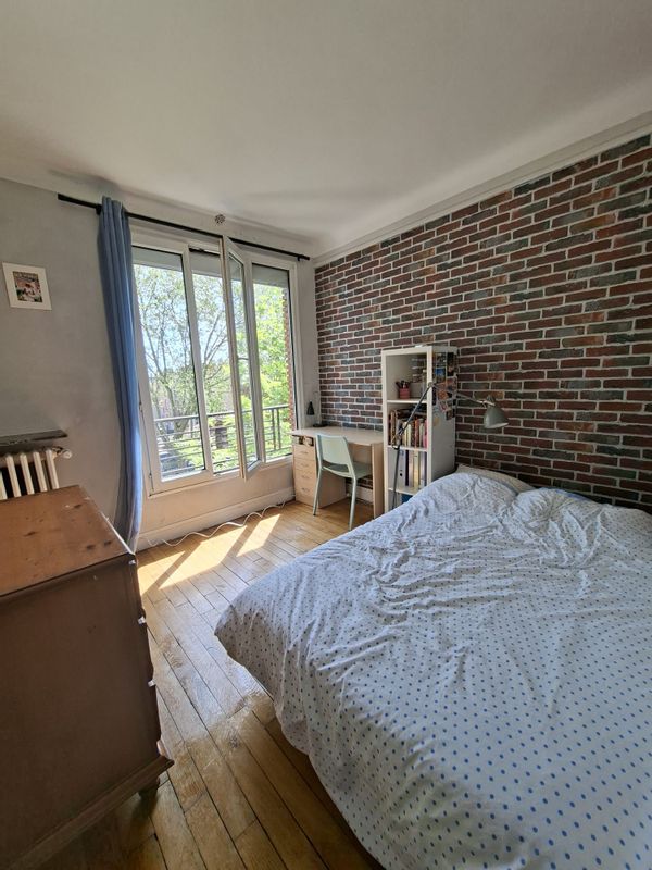 Chambre privée dans une colocation de 5 chambres, 3 occupants actuellement.