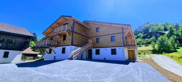 Notre appartement Cozy de montagne offre calme proximité commerces, ski et nature idéal toute saison