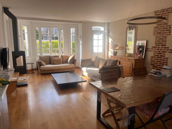La maison de Claudine est proche de tout .  4 chambres , 2 salle de bain  acceuillant  8 personnes