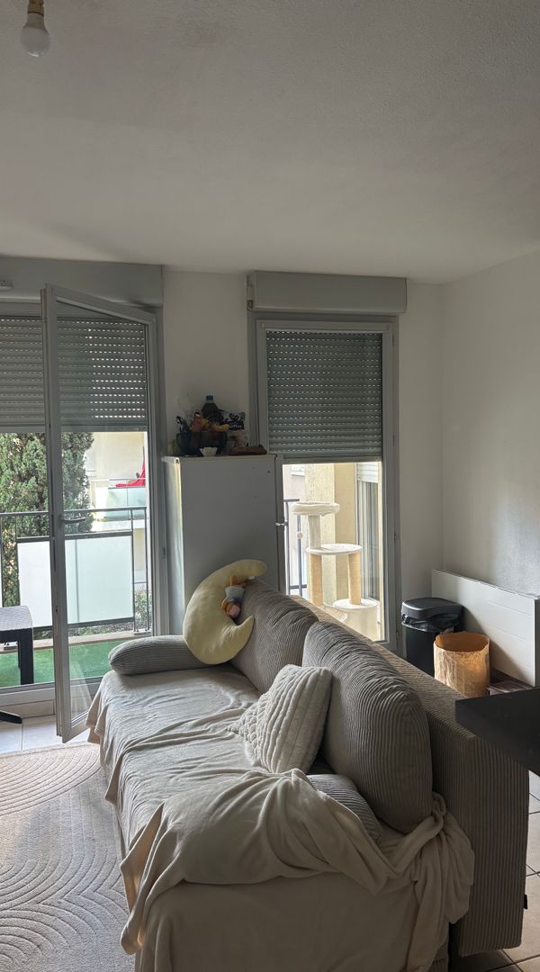 Appartement avec balcon, parking et ascenseur, à 18 min à pied de la gare et 20 min de Lyon.