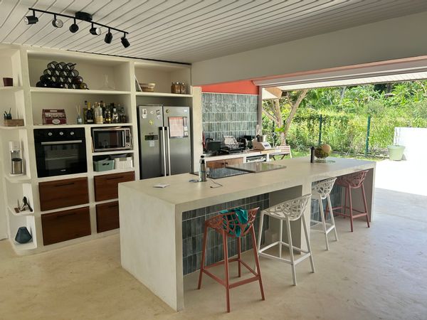 Maison de plain pied rénovée avec goût  Très grande cuisine pour cuisiner et grande terrasse