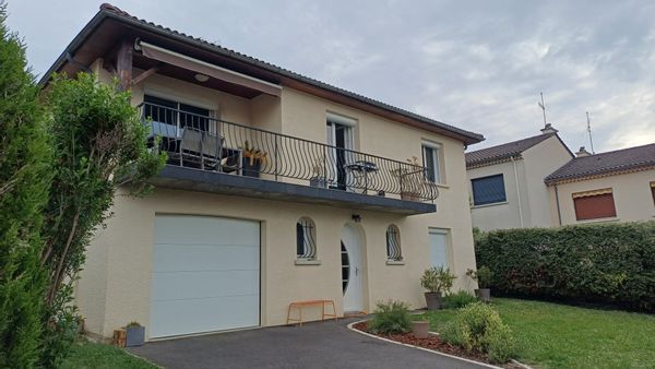 Maison proche centre ville, avec extérieur, petite piscine et dans un environnement très calme.